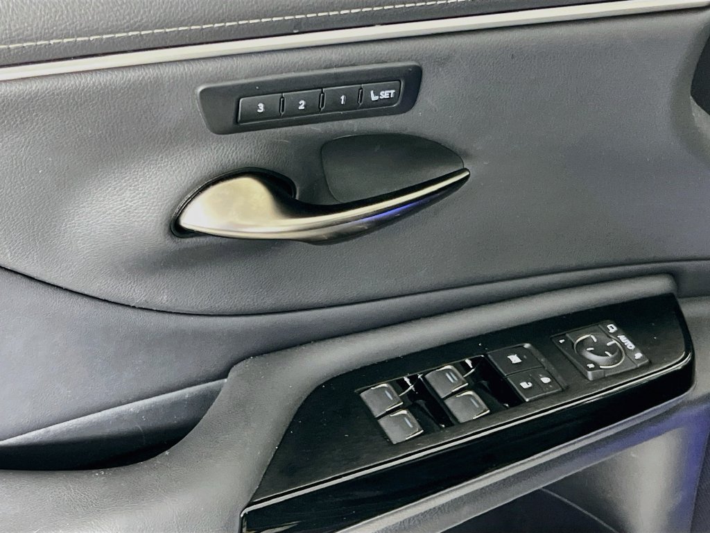 Used 2024 Lexus ES 300h w/ Premium Package FWD image 9