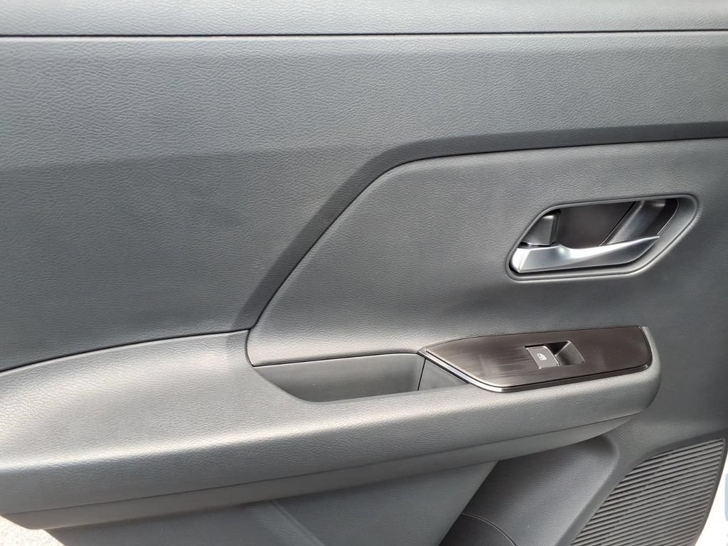 New 2026 Nissan Kicks SR w/ Cold Weather Package FWD image 9