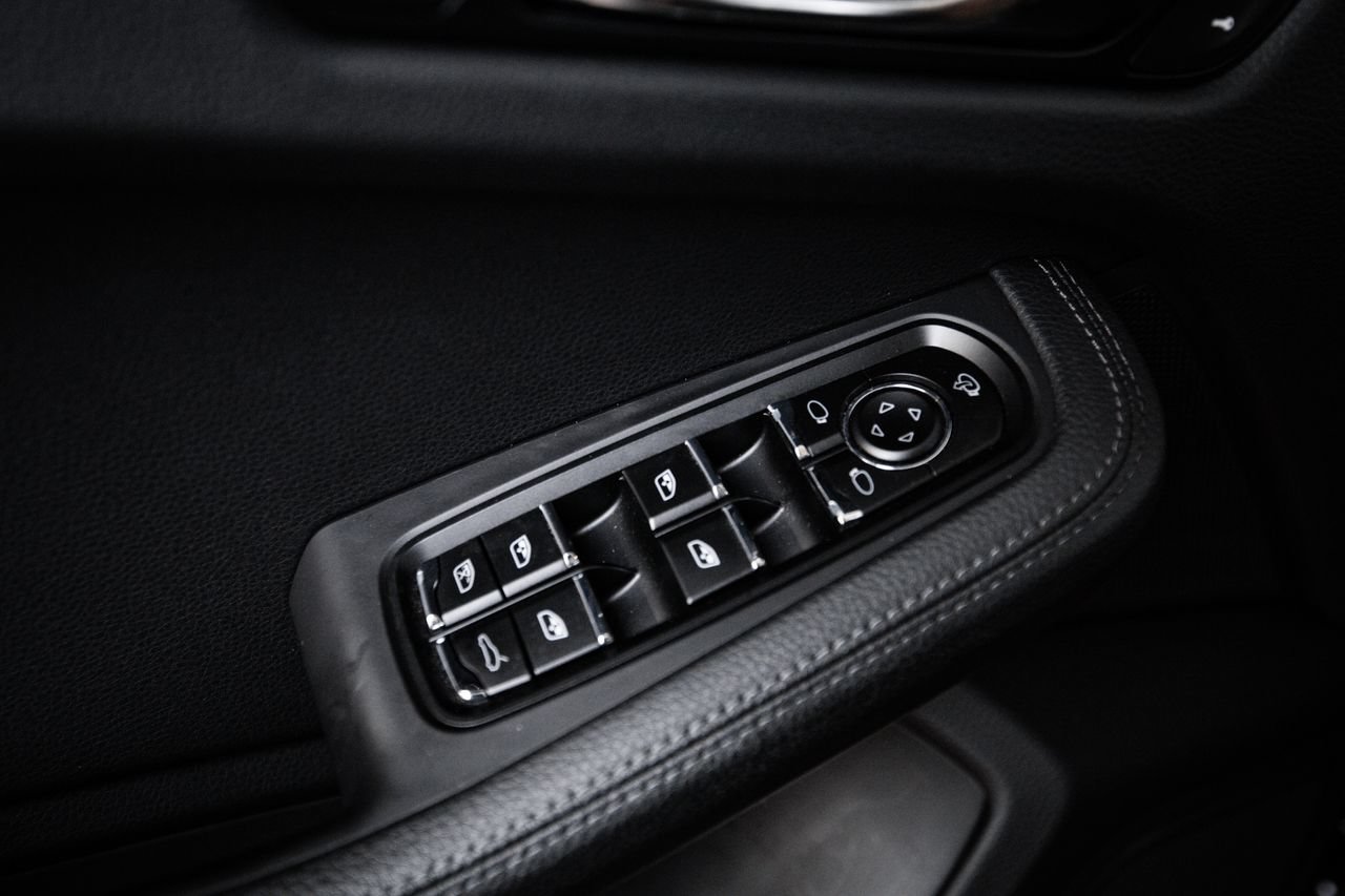 Certified 2023 Porsche Macan AWD/4WD image 22