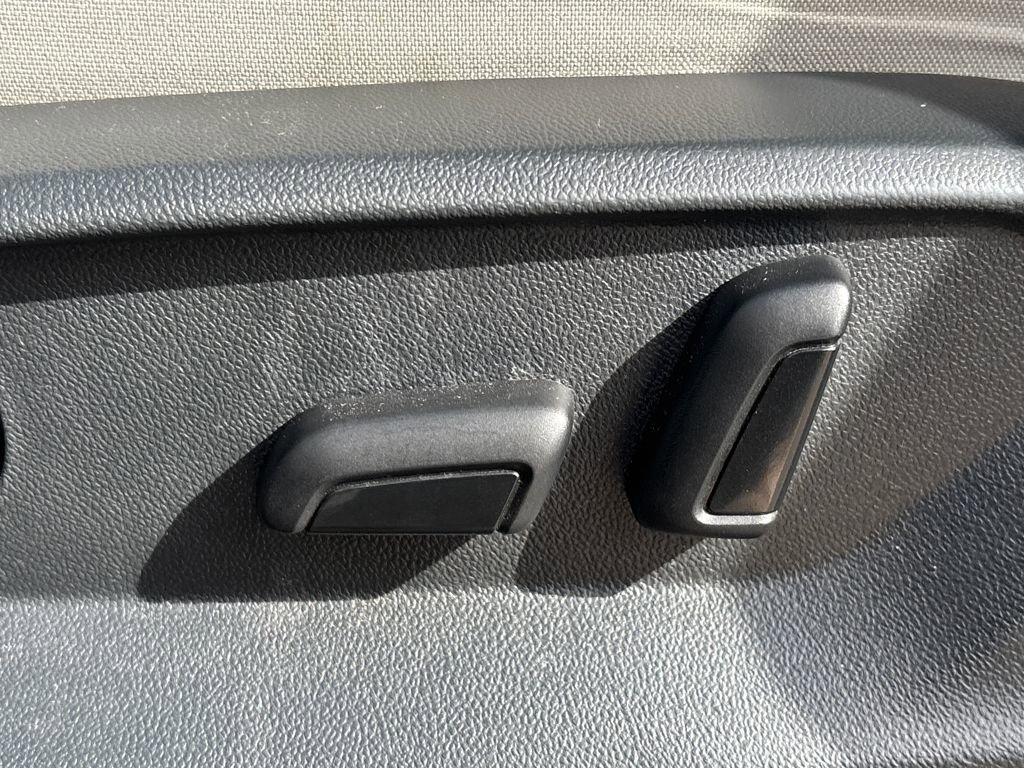 Used 2021 Volkswagen Tiguan SE w/ Panoramic Sunroof Package image 8