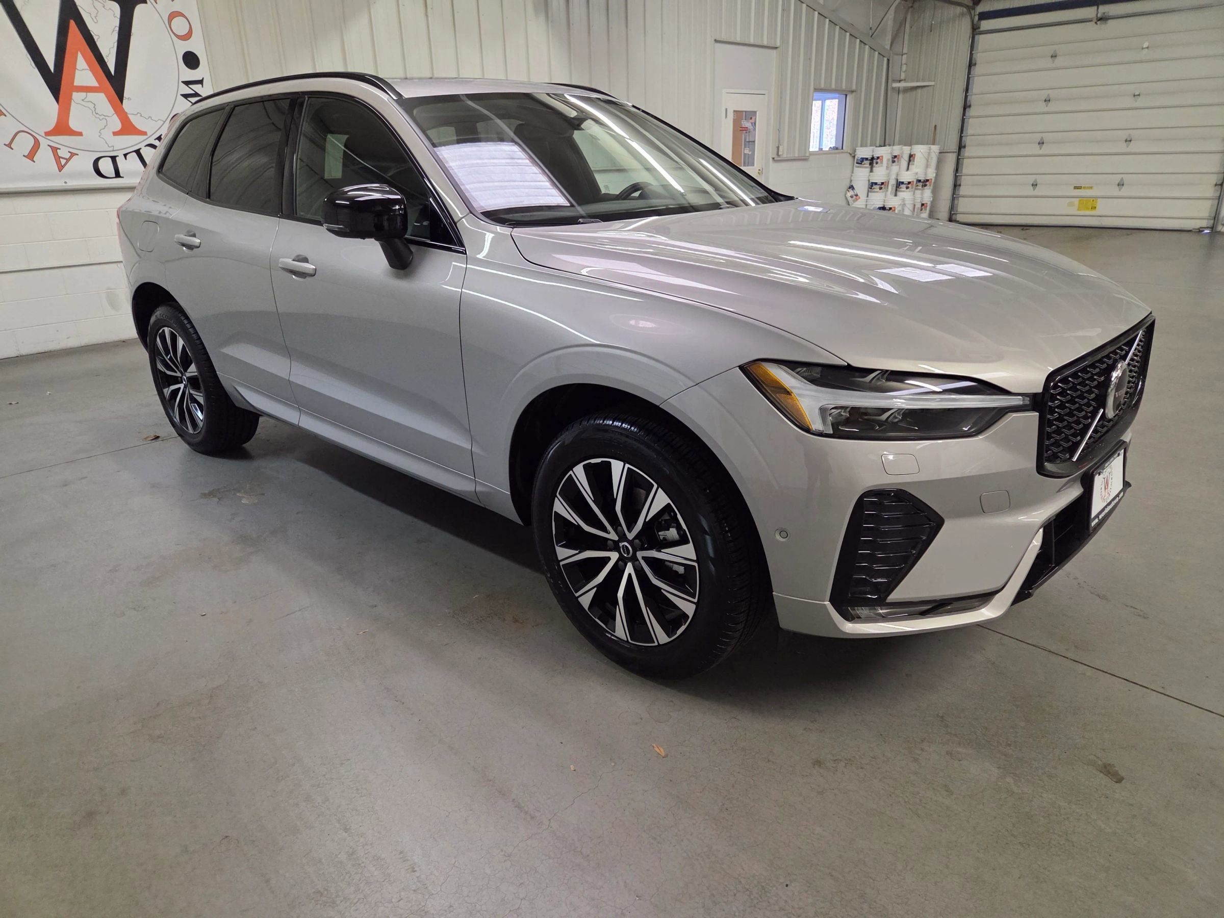 Used 2025 Volvo XC60 B5 Plus image 10