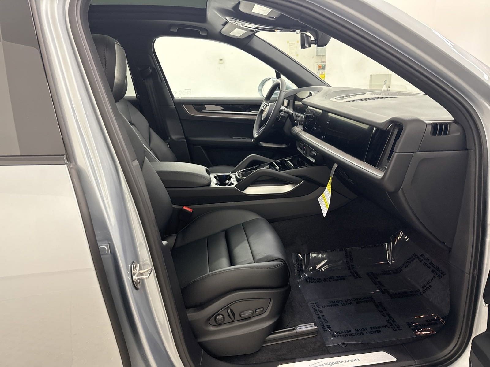 Used 2025 Porsche Cayenne image 36