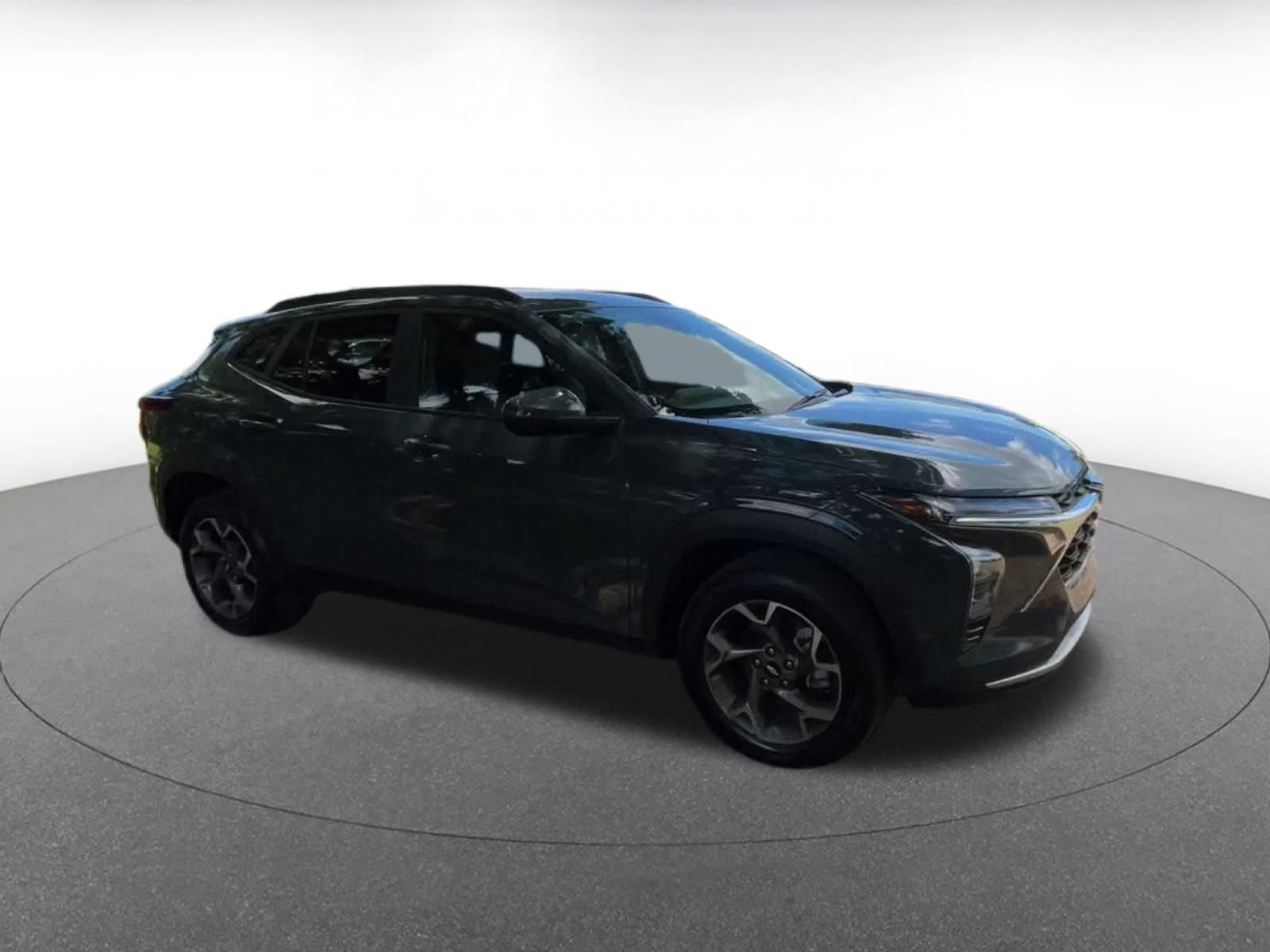 Used 2025 Chevrolet Trax LT w/ LT Convenience Package FWD image 2