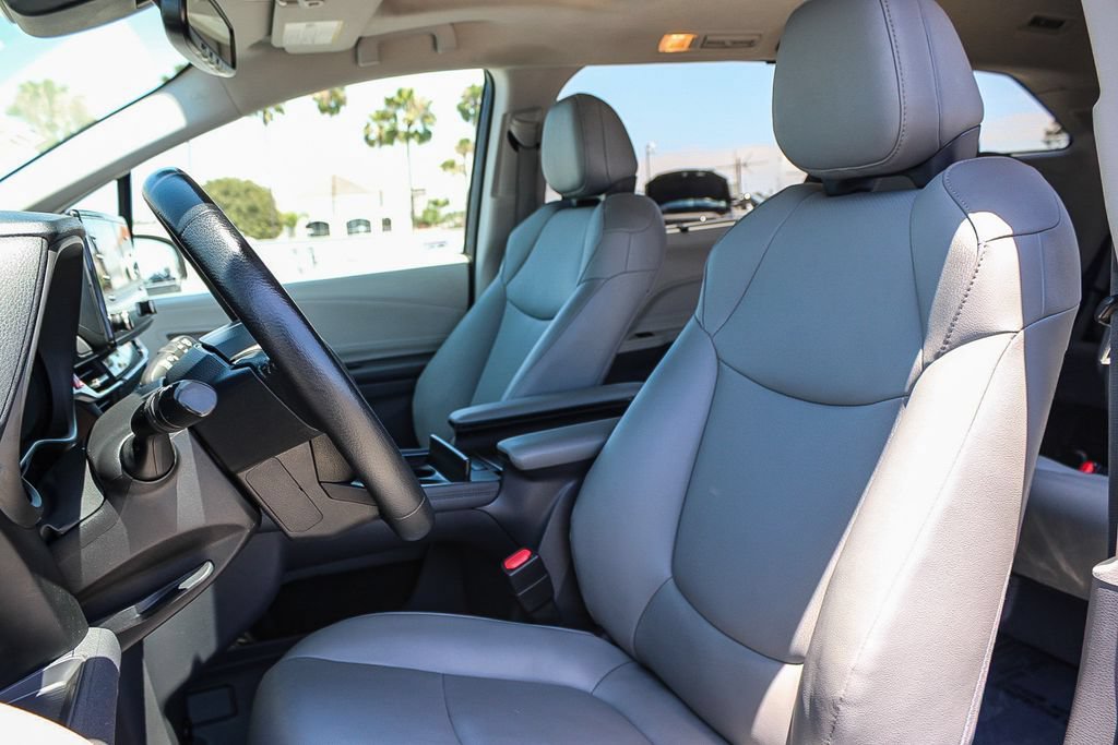Used 2021 Toyota Sienna XLE w/ XLE Plus Package FWD image 17