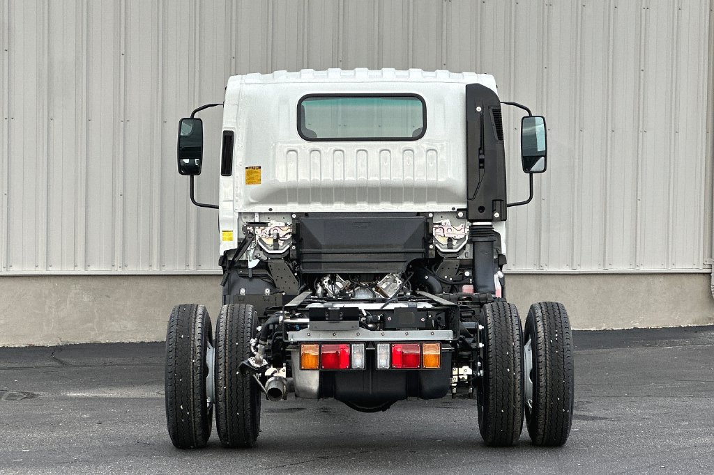 Used 2024 Isuzu NPR RWD image 4
