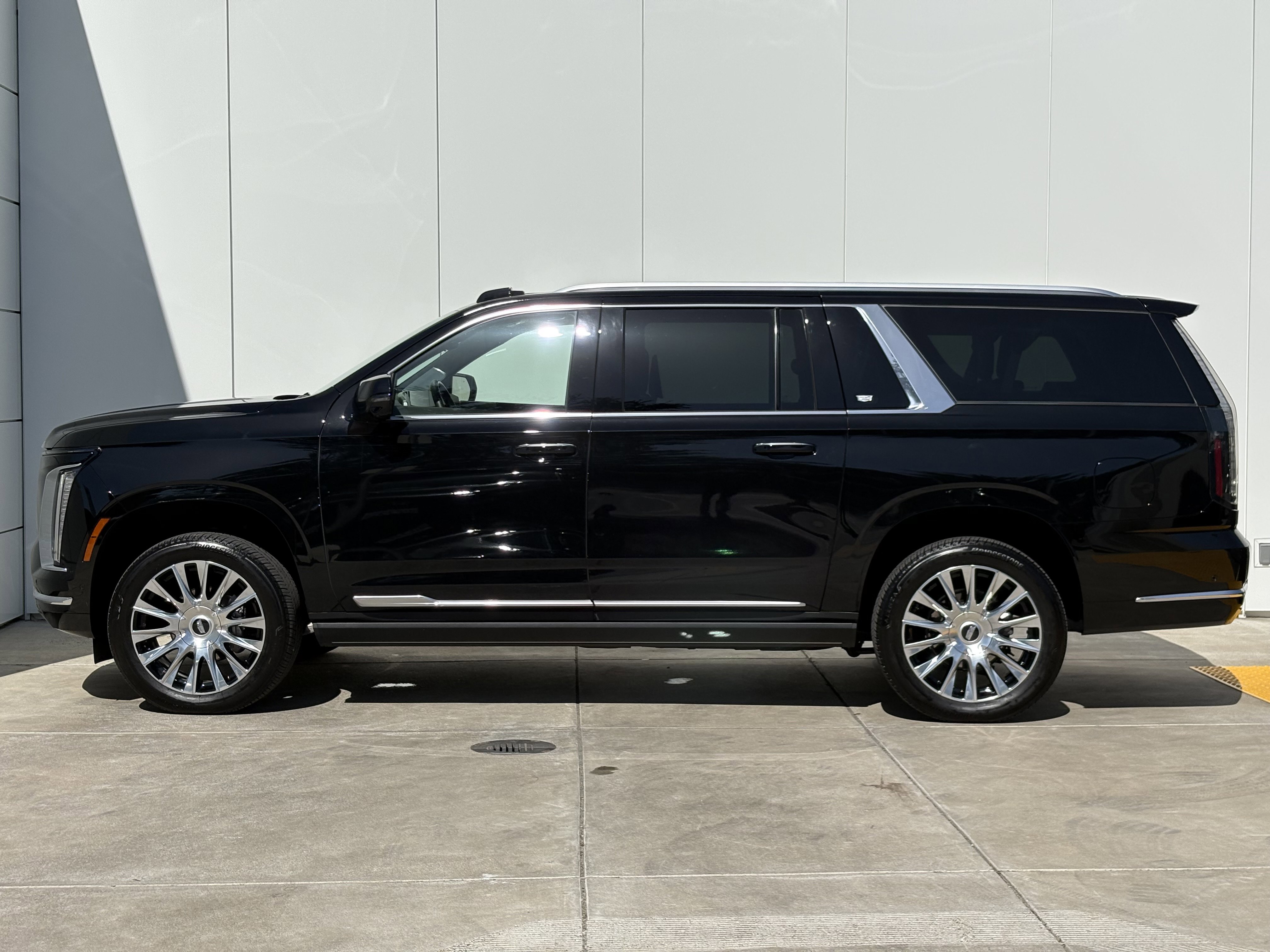 Used 2025 Cadillac Escalade ESV Premium Luxury Platinum AWD/4WD image 4