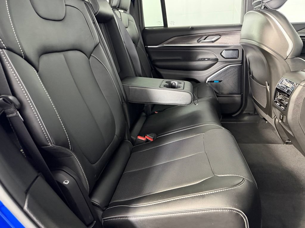 Used 2024 Jeep Grand Cherokee Overland w/ Advanced Protech Group III AWD/4WD image 19
