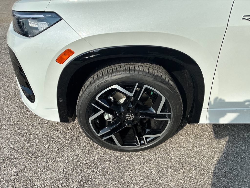 New 2026 Volkswagen Tiguan SEL R-Line AWD/4WD image 9