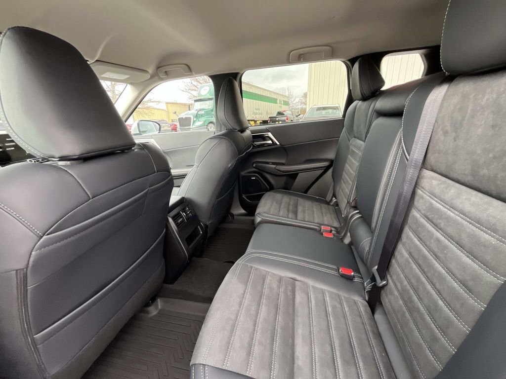 New 2026 Mitsubishi Outlander SE image 9
