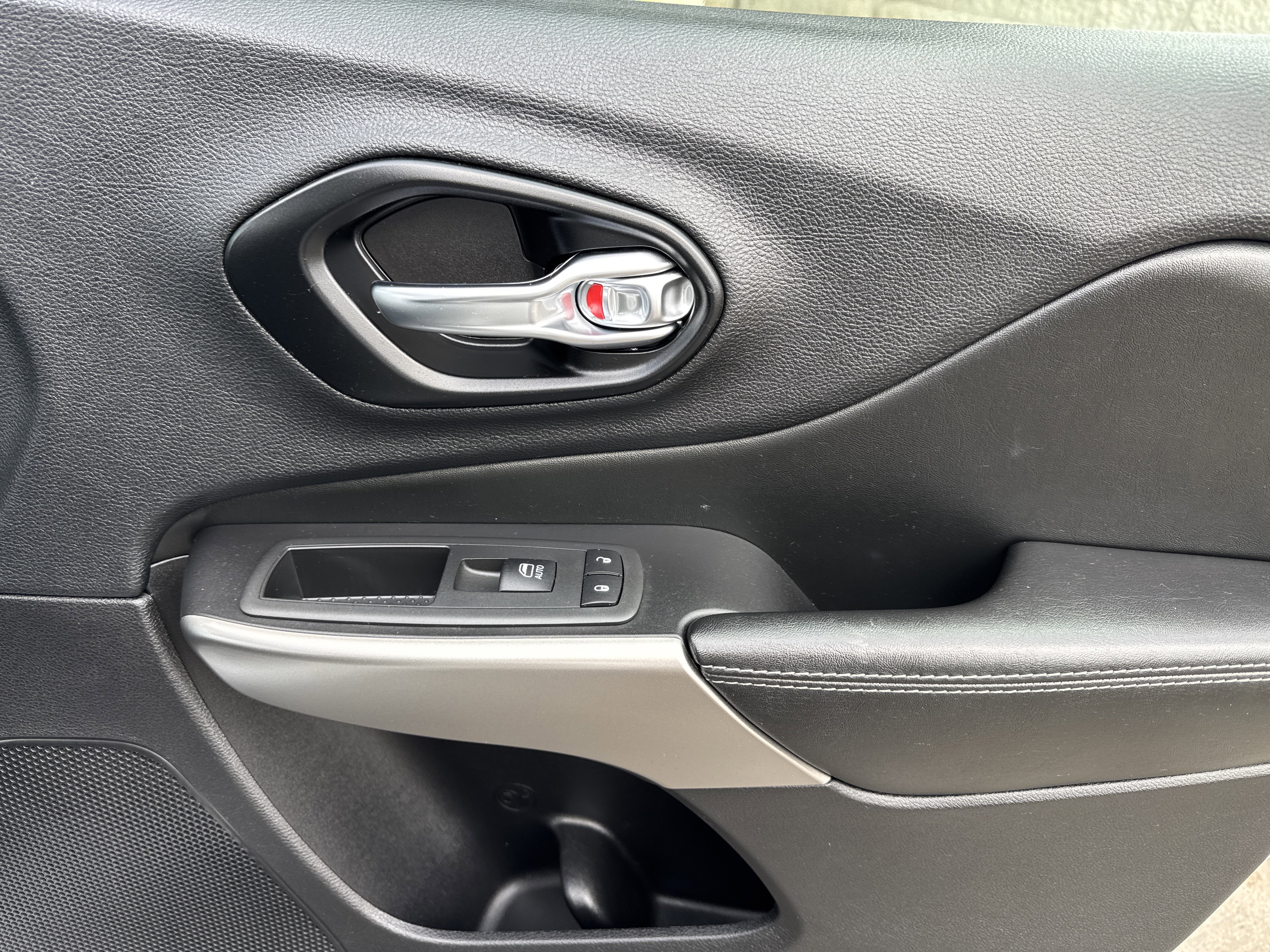 Used 2021 Jeep Cherokee Latitude Lux 80th Anniv w/ Quick Order Package 26U 80TH image 23