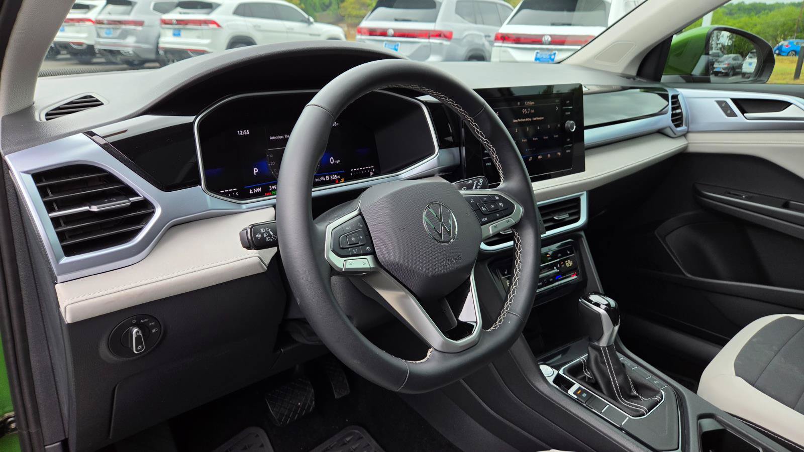Certified 2025 Volkswagen Taos SE w/ Panoramic Sunroof Package FWD image 23