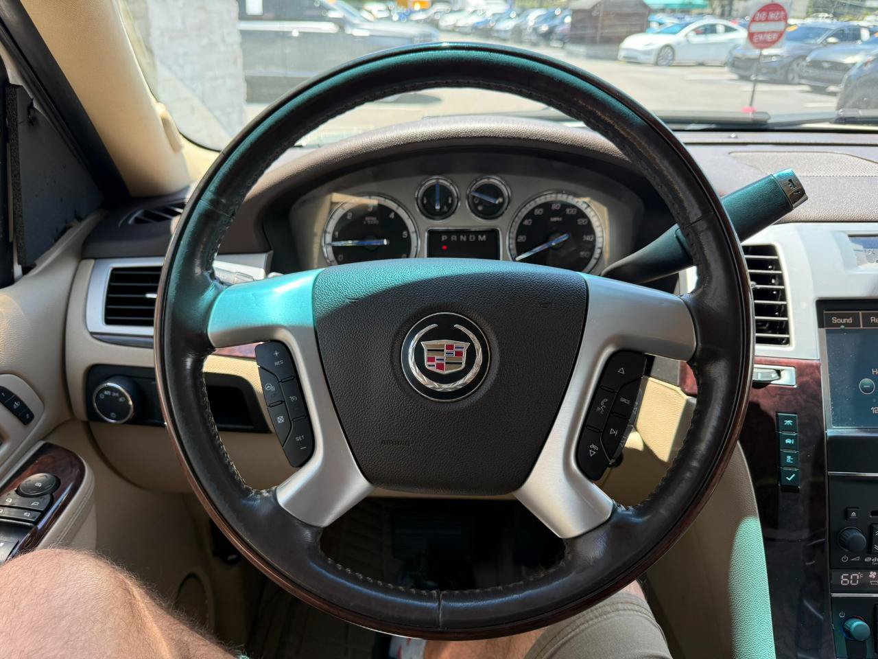 Used 2011 Cadillac Escalade Premium AWD/4WD image 31