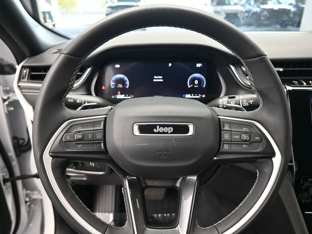 Used 2023 Jeep Grand Cherokee L Laredo RWD image 15