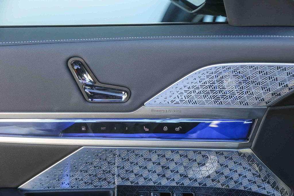 Used 2025 BMW 750e xDrive w/ Premium Package AWD/4WD image 18