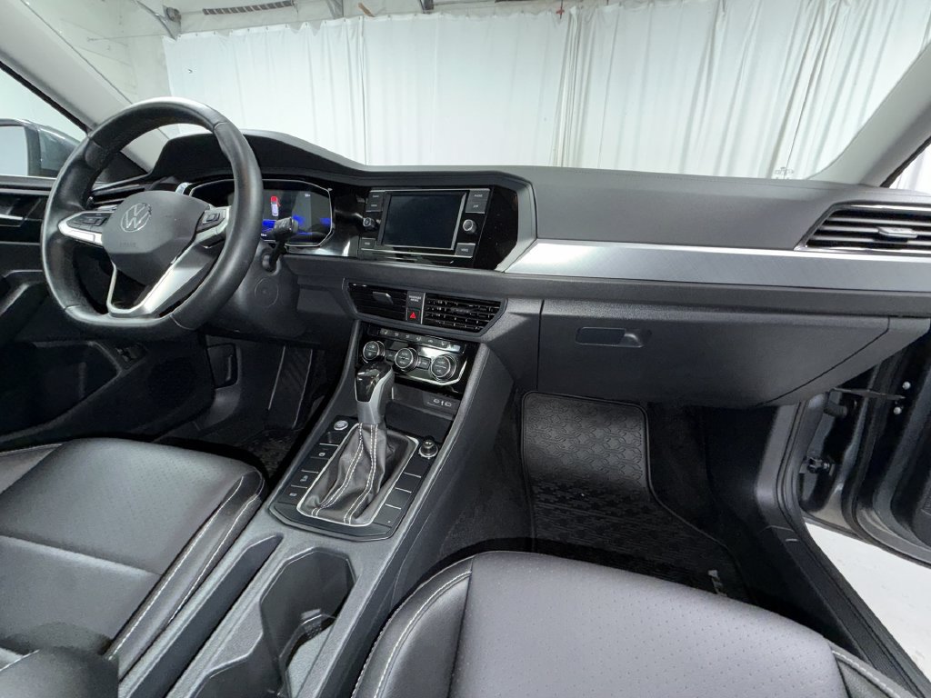 Used 2024 Volkswagen Jetta SE FWD image 19