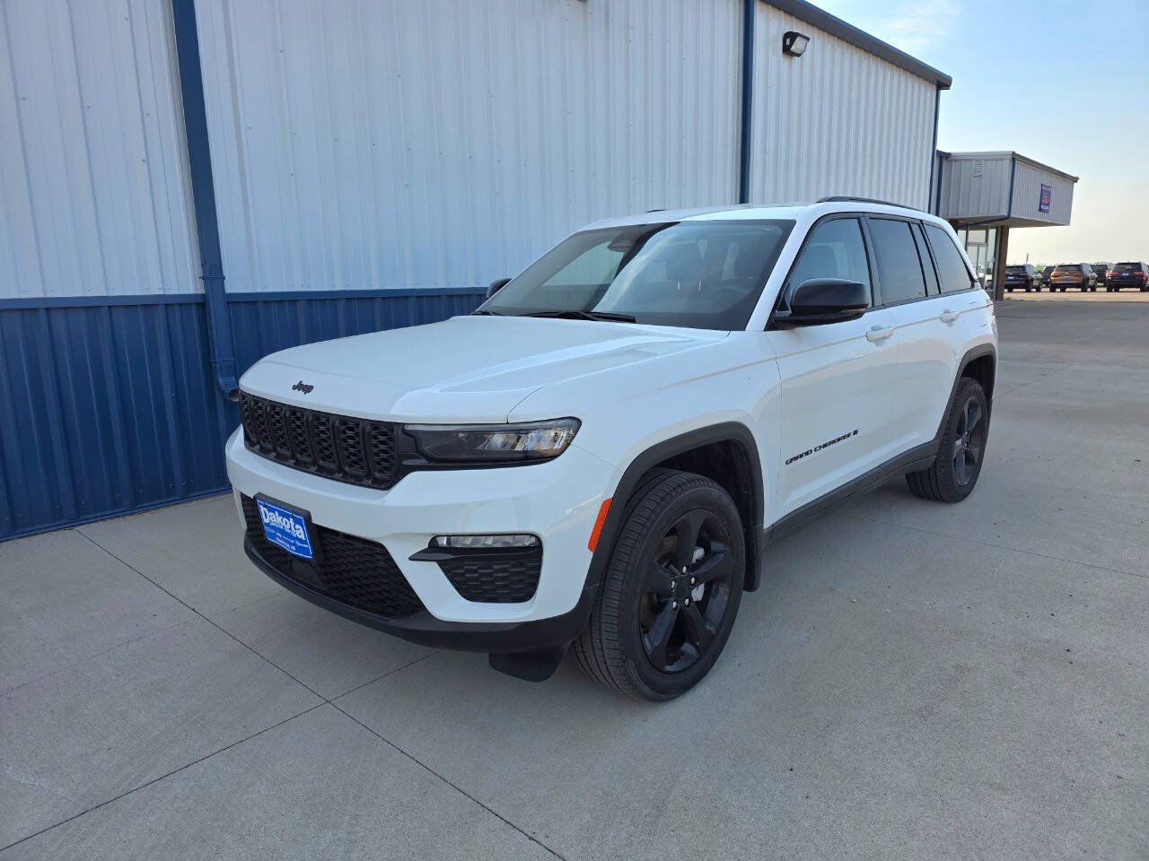 Used 2023 Jeep Grand Cherokee Limited w/ Black Appearance Package AWD/4WD image 2