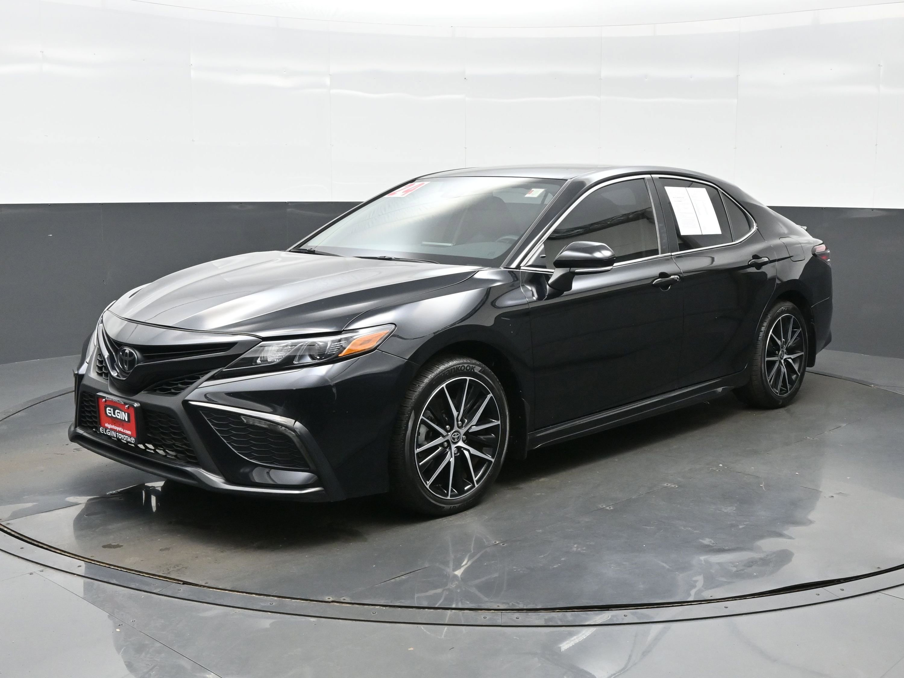 Used 2024 Toyota Camry SE FWD image 2