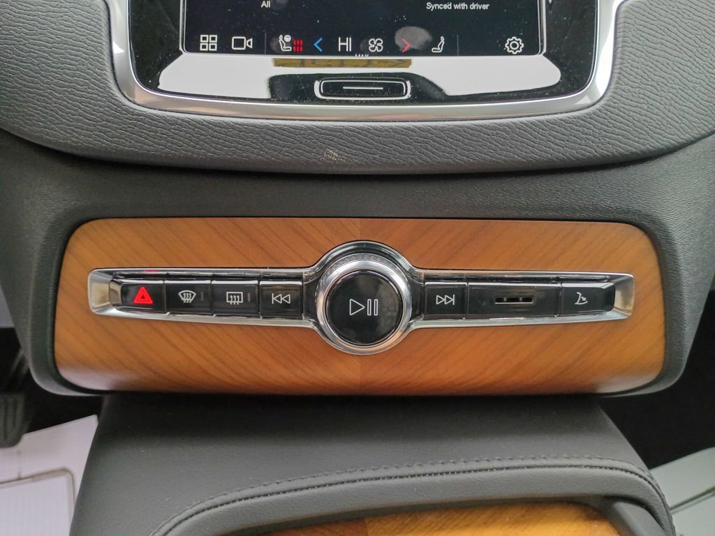 Used 2025 Volvo XC90 B6 Plus image 18