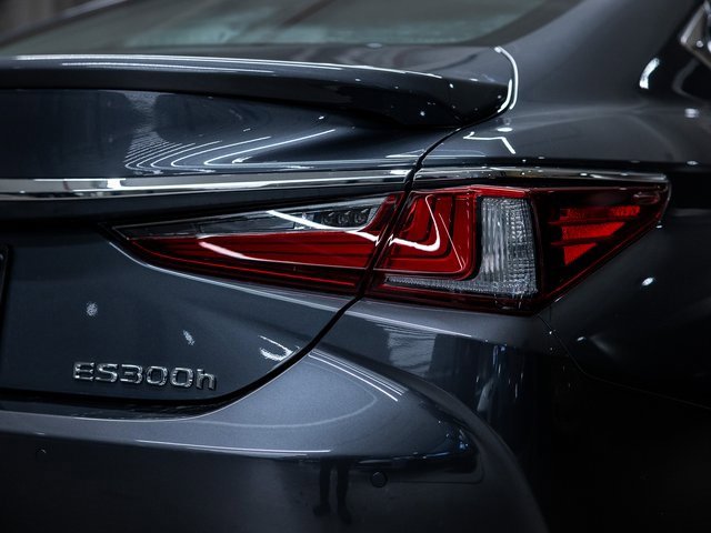 Used 2025 Lexus ES 300h w/ Premium Package image 19