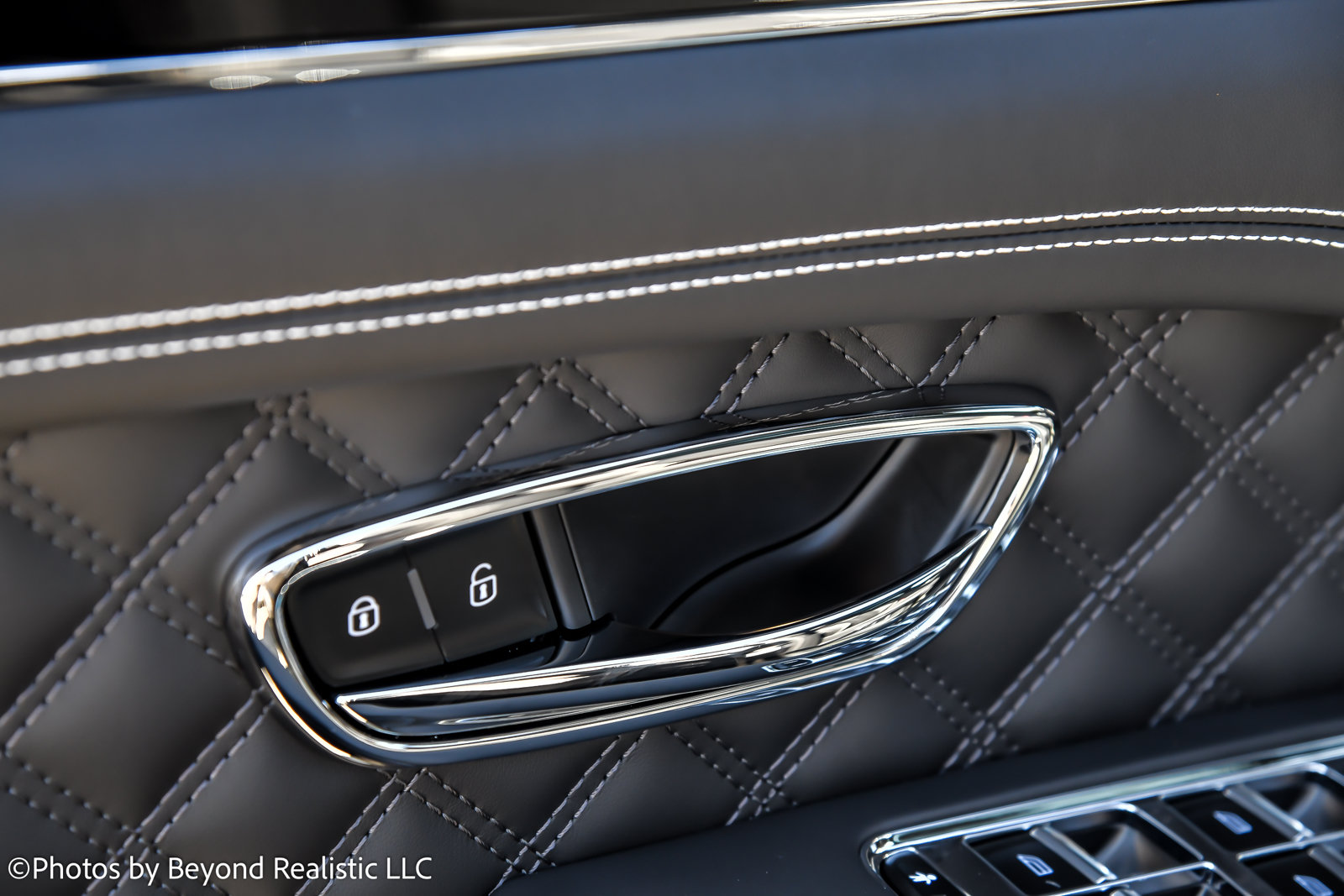 Certified 2023 Bentley Bentayga Plug-In Hybrid AWD/4WD image 20