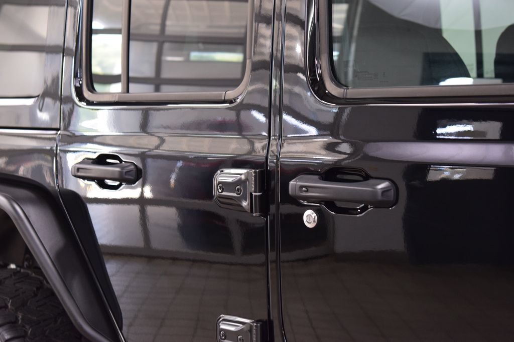 Used 2025 Jeep Wrangler Unlimited Sahara AWD/4WD image 16