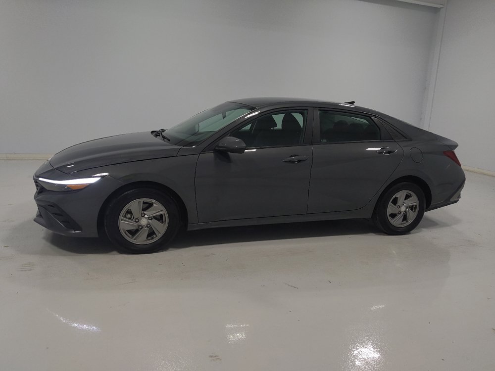 Used 2025 Hyundai Elantra SE FWD image 2