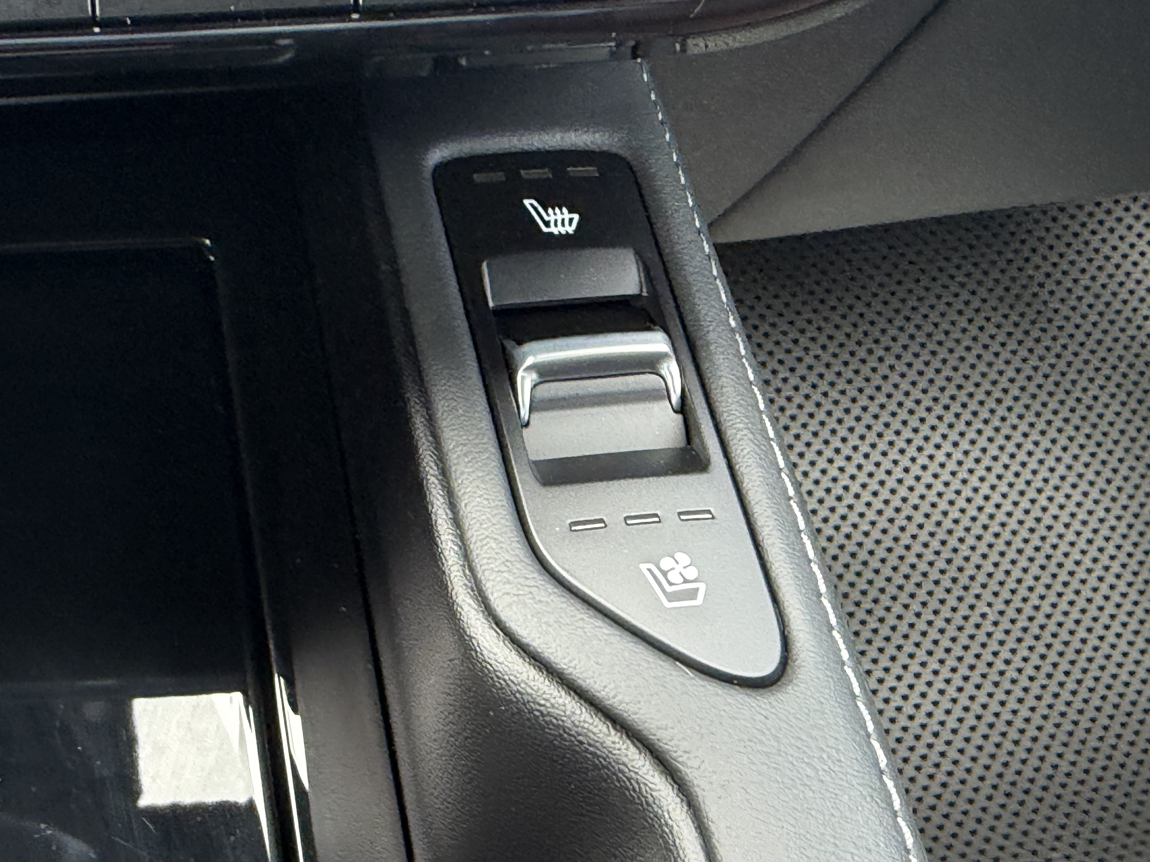 Certified 2024 Kia Telluride EX w/ EX Captain's Chair Package FWD image 23