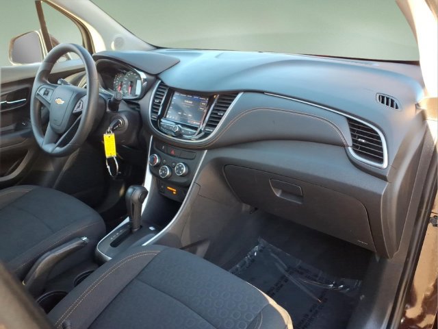 Used 2022 Chevrolet Trax LS w/ Tint and Cruise Package AWD/4WD image 17