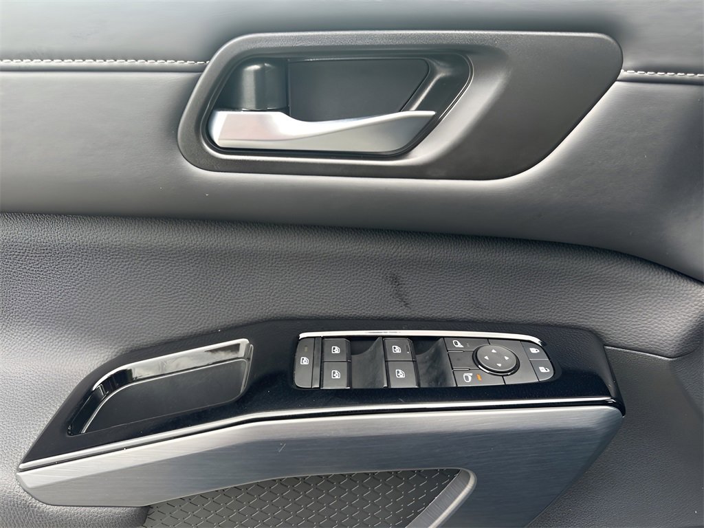 Used 2025 Nissan Pathfinder SL image 28