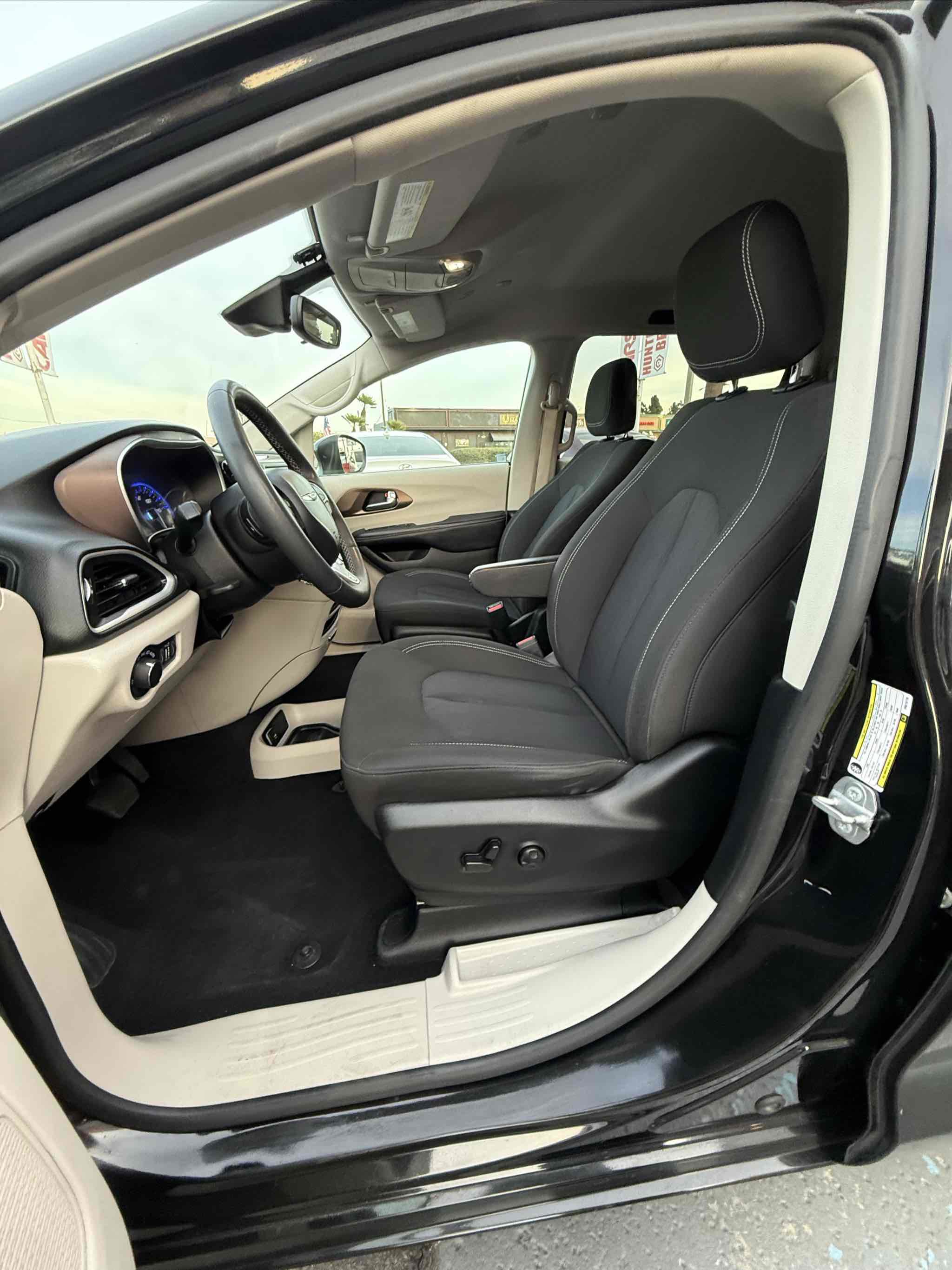 Used 2023 Chrysler Voyager LX image 47