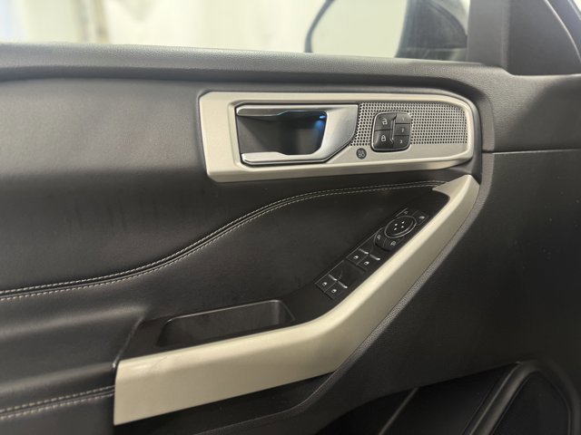 Used 2021 Ford Explorer Limited w/ Equipment Group 301A AWD/4WD image 14