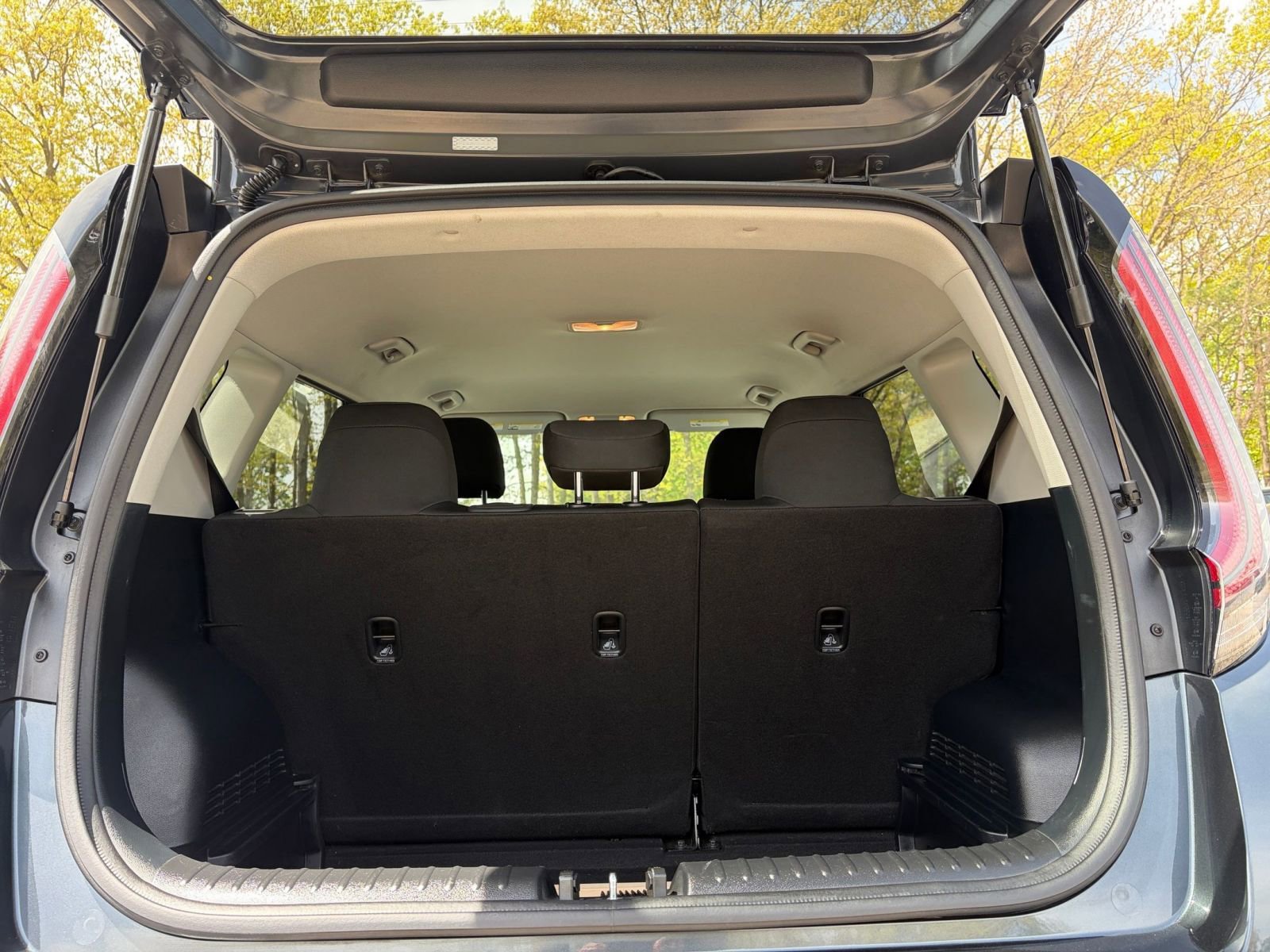 Used 2025 Kia Soul LX w/ LX Technology Package FWD image 29