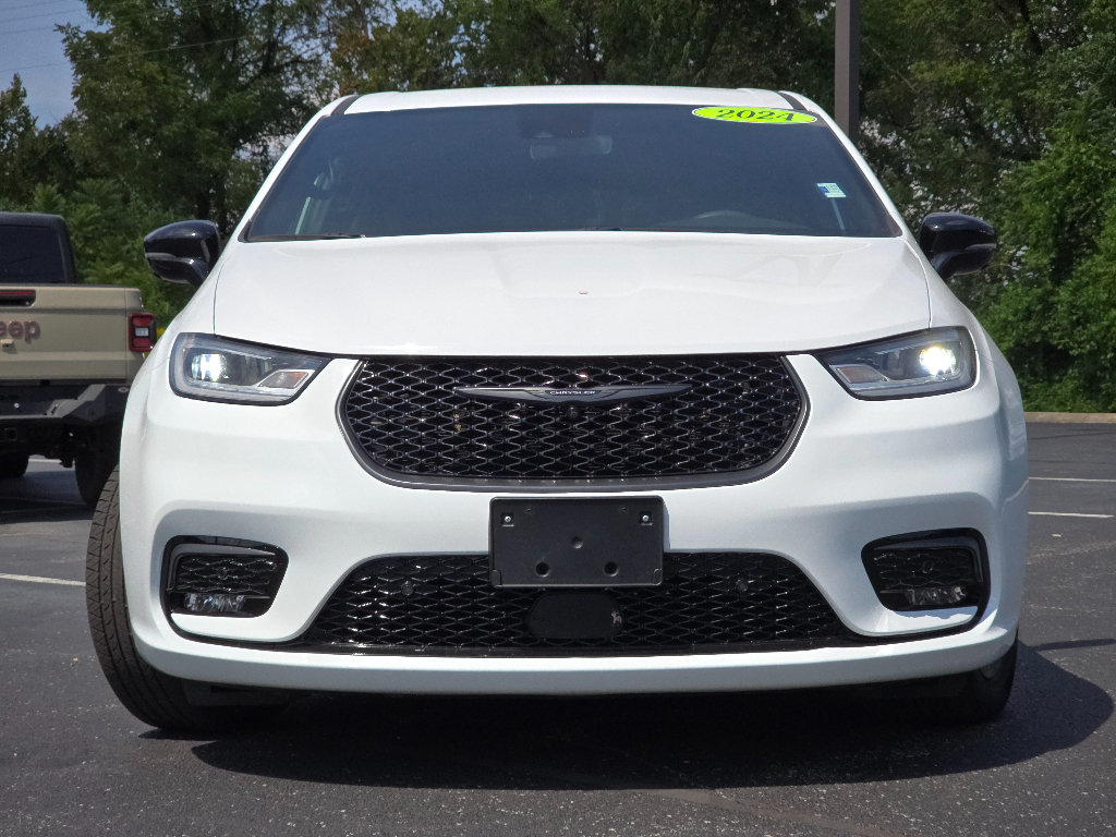 Used 2024 Chrysler Pacifica Limited FWD image 5
