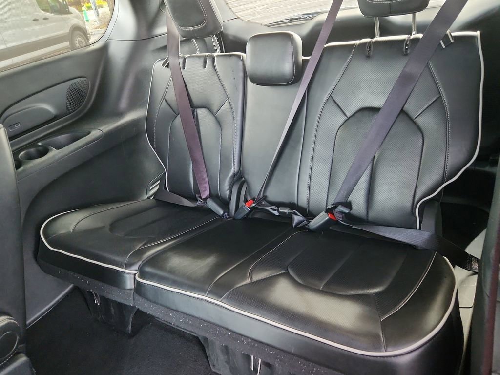 Used 2025 Chrysler Pacifica Limited FWD image 11