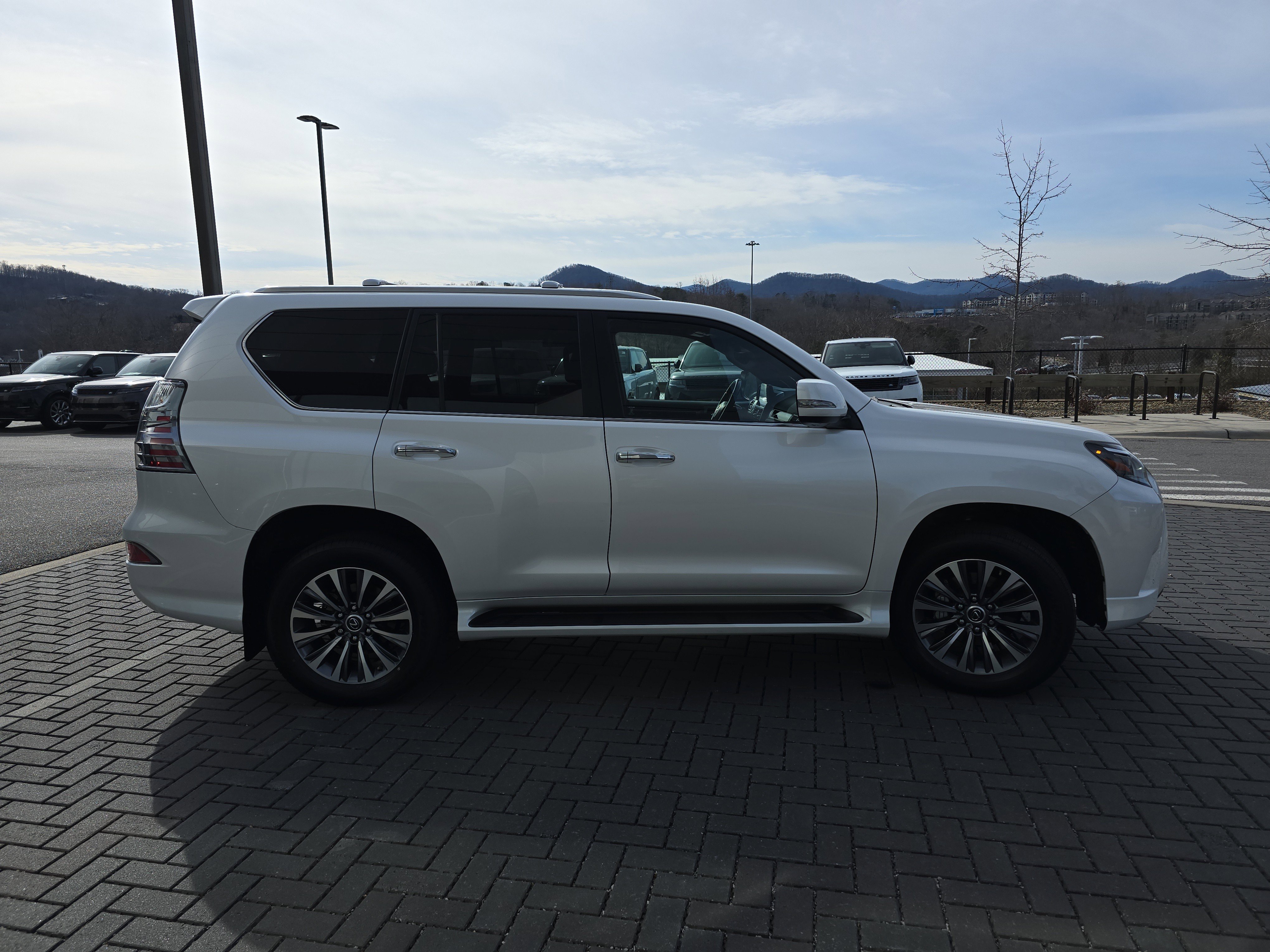 Used 2023 Lexus GX 460 Luxury w/ Accessory Package image 4