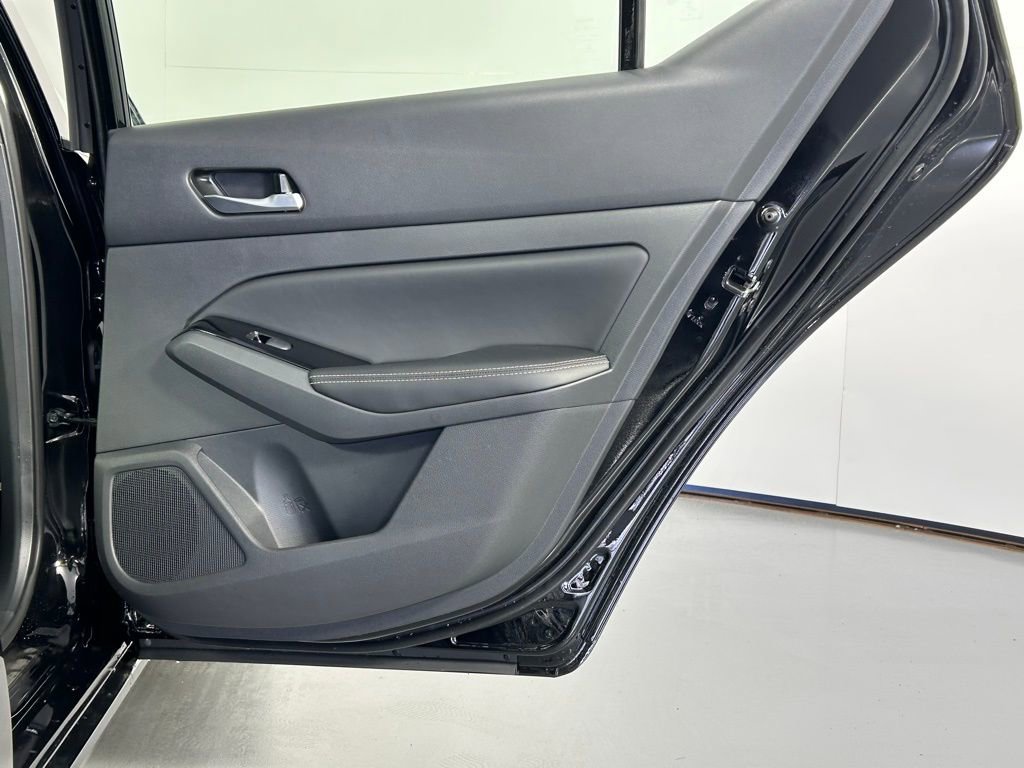 Used 2025 Nissan Altima 2.5 SL FWD image 12