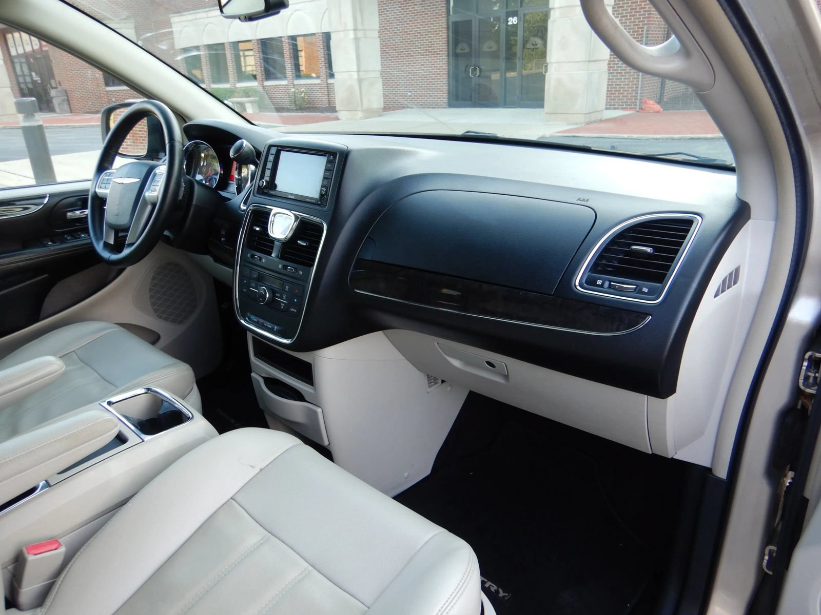 Used 2013 Chrysler Town & Country Touring FWD image 19