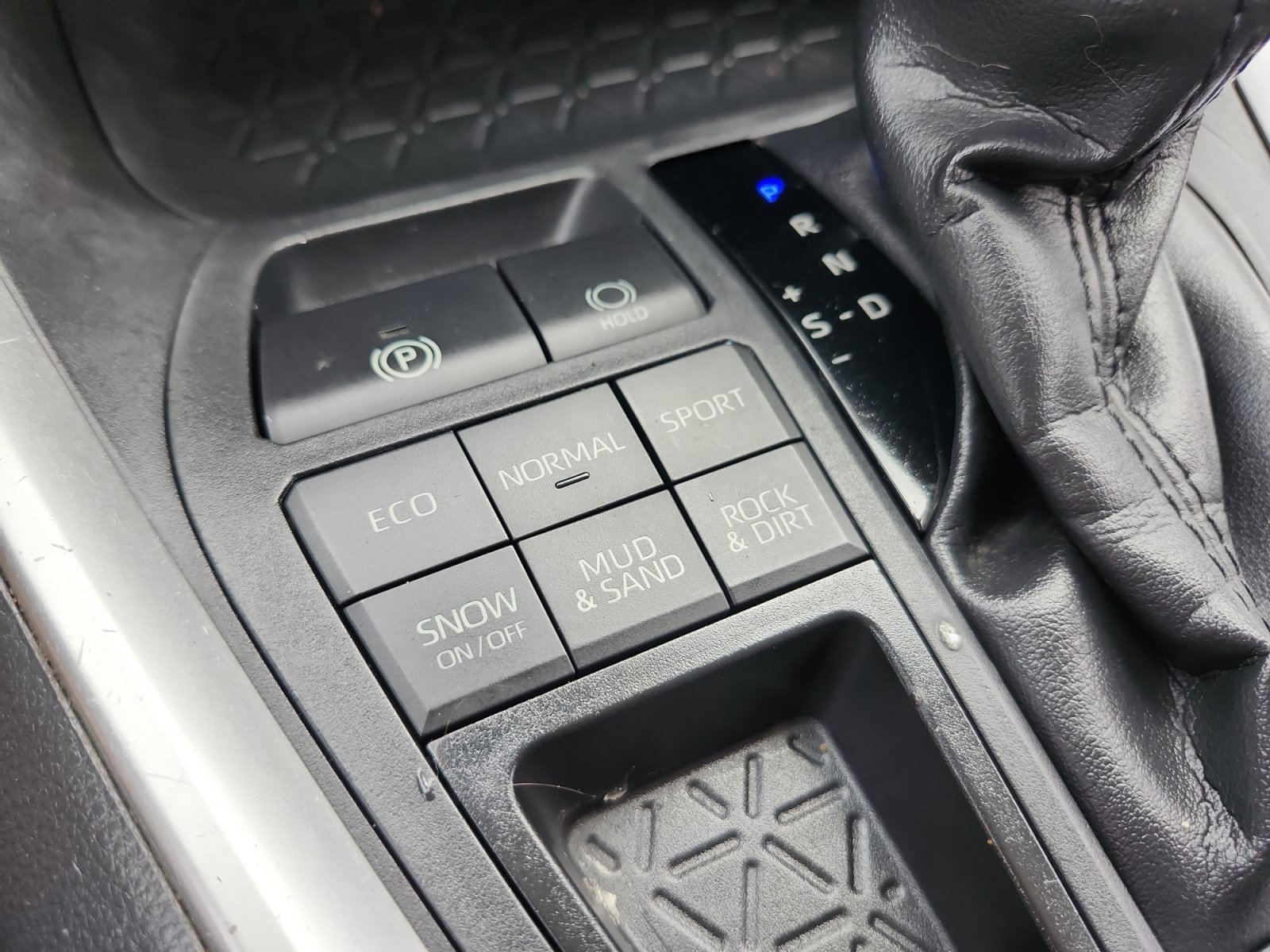 Used 2020 Toyota RAV4 LE w/ All Weather Liner Package AWD/4WD image 21