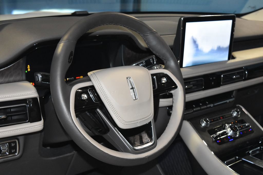 Used 2023 Lincoln Aviator Reserve w/ Equipment Group 201A image 2