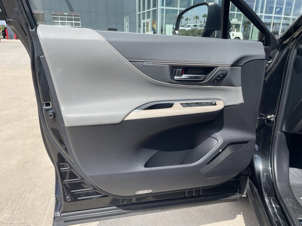 Used 2023 Toyota Venza LE image 13