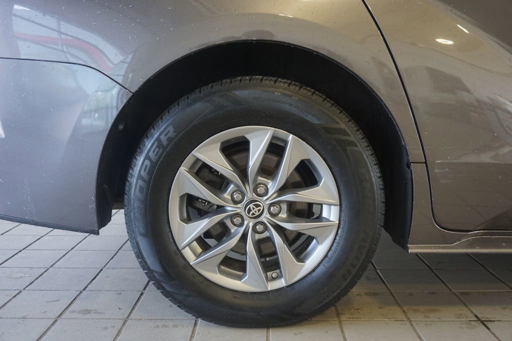 Certified 2021 Toyota Sienna LE FWD image 27