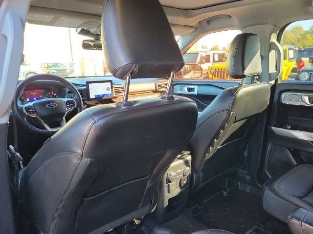 Used 2021 Ford Explorer Limited w/ Equipment Group 301A AWD/4WD image 29