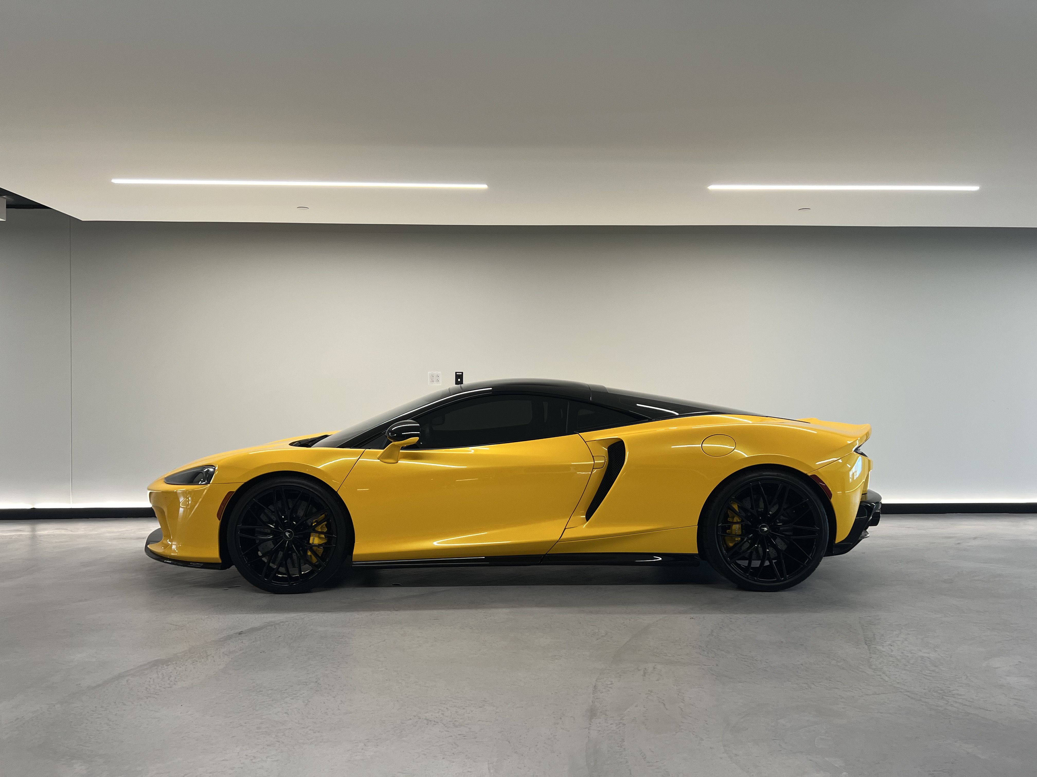 Used 2023 McLaren GT RWD image 1