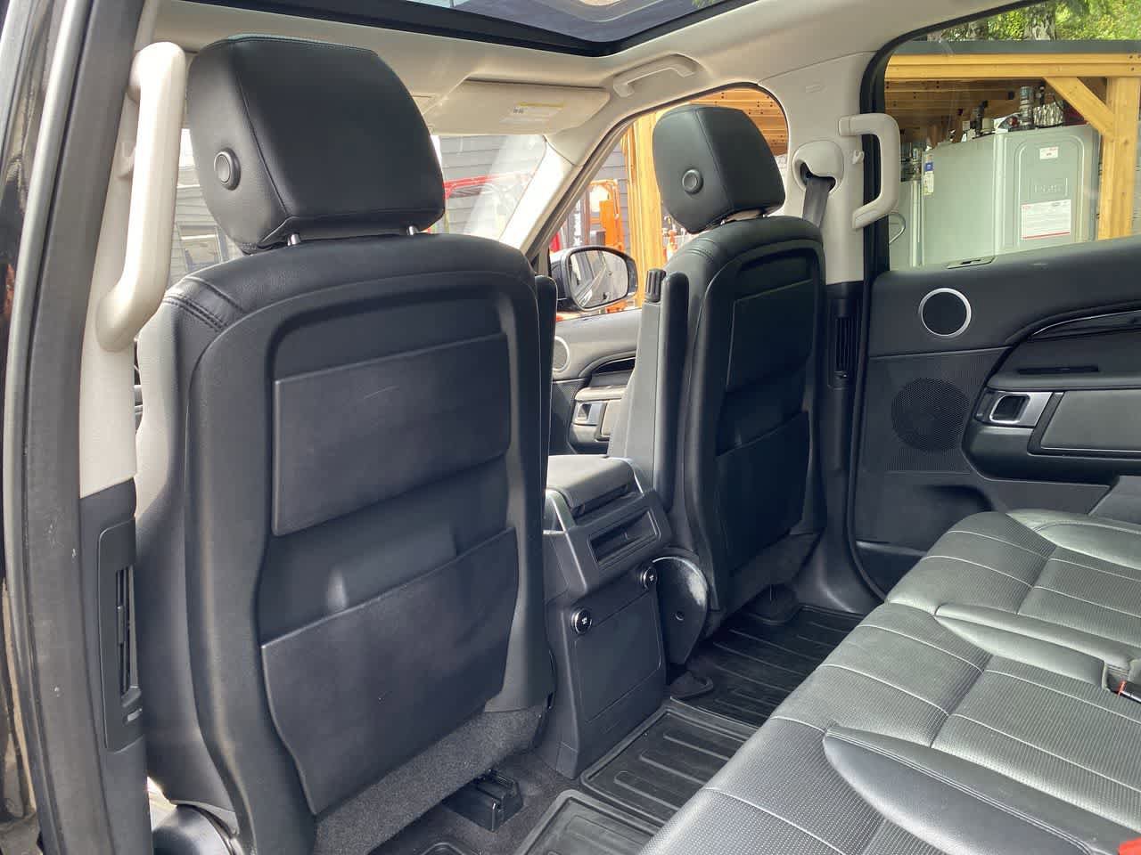 Used 2019 Land Rover Discovery SE AWD/4WD image 16