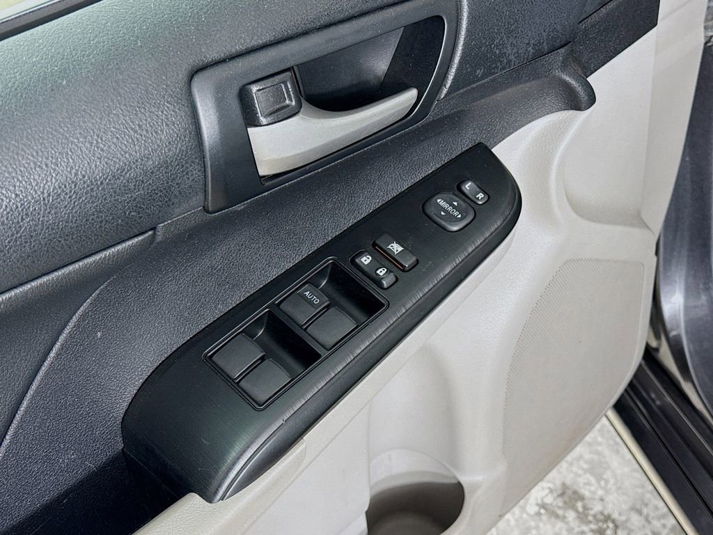 Used 2013 Toyota Camry LE FWD image 18