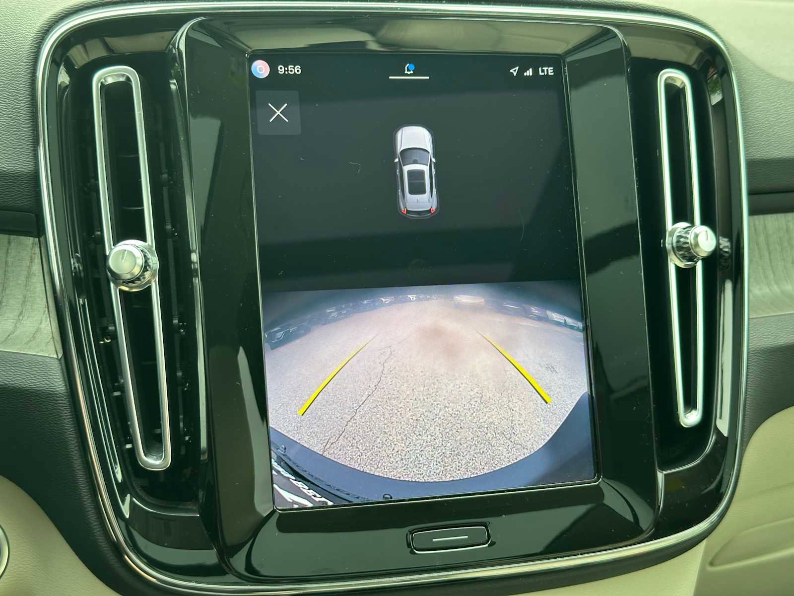 Certified 2023 Volvo XC40 B5 Plus w/ Protection Package Premier AWD/4WD image 27