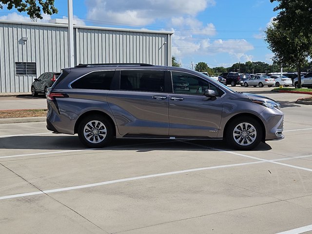 Used 2021 Toyota Sienna XLE FWD video 4