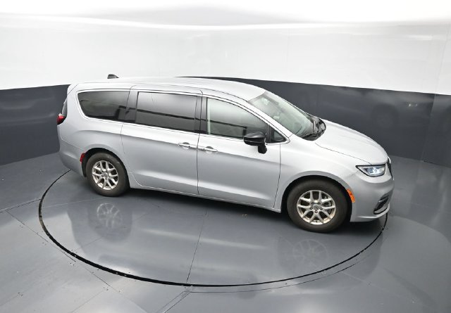 Used 2024 Chrysler Pacifica Touring-L FWD image 31