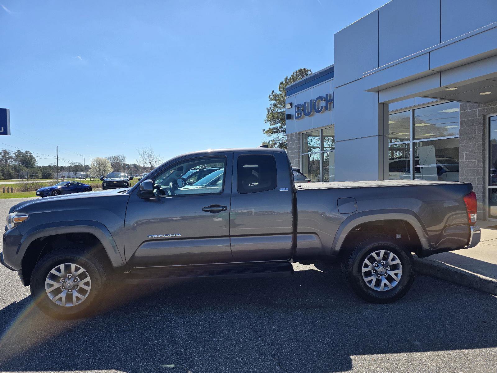 Used 2016 Toyota Tacoma SR5 w/ SR5 Appearance Package (SN) image 8