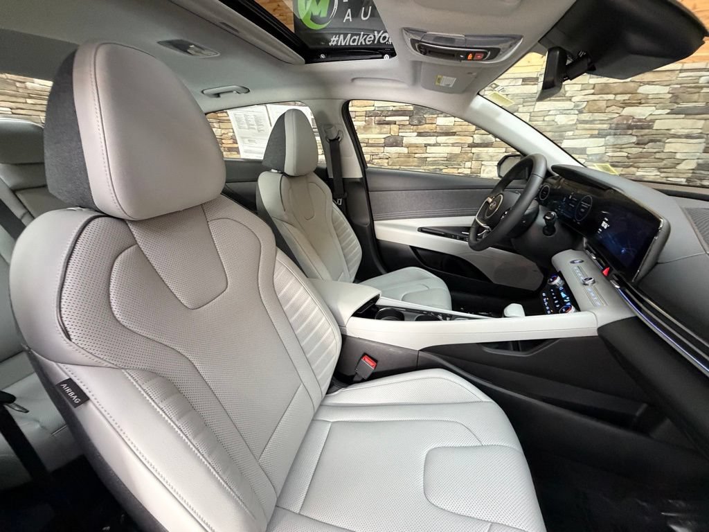 Used 2025 Hyundai Elantra Limited FWD image 15